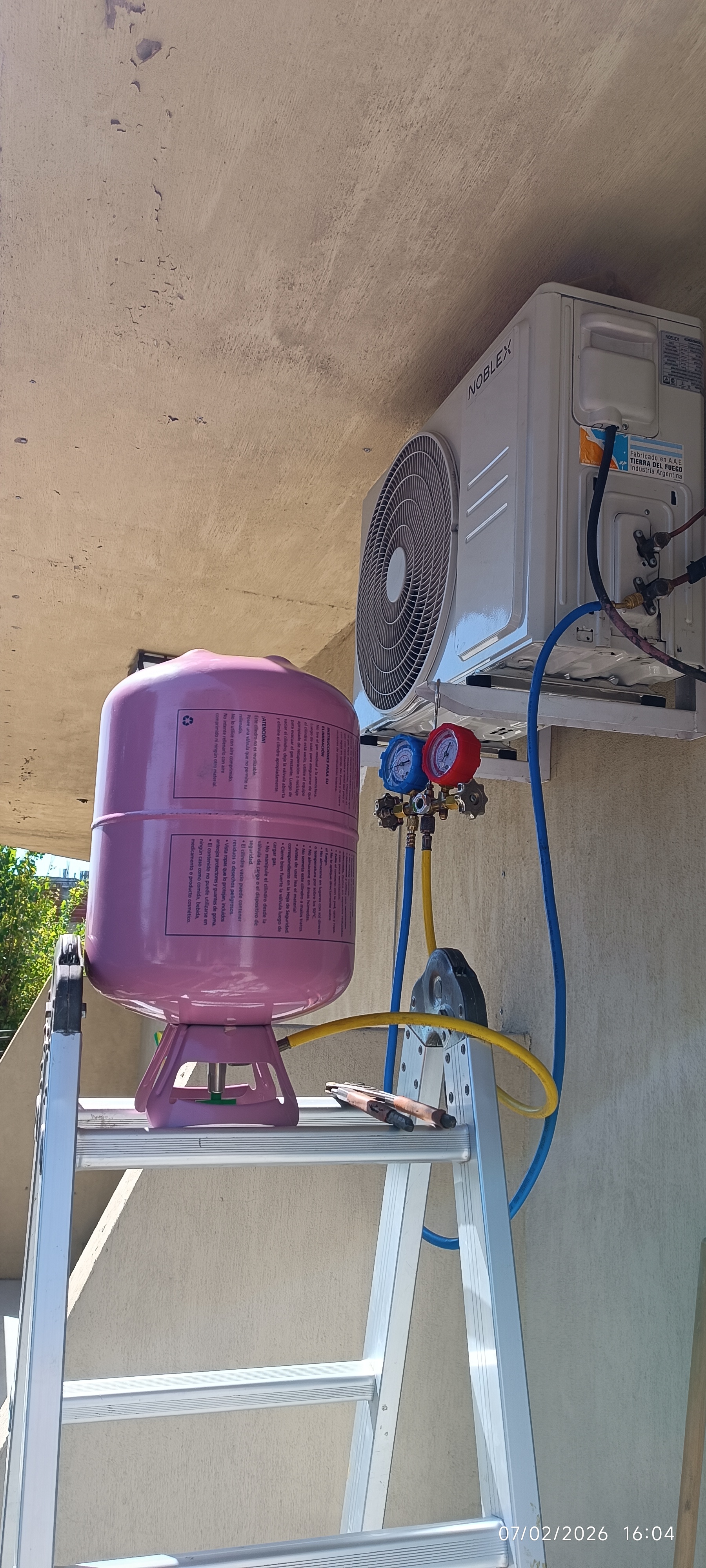 Carga de gas Refrigerante R410 a equipo de 3500 frigorias
